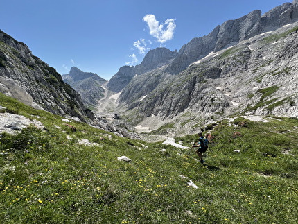 Bila Pec, Alpi Giulie - La vista da Sella Bila Pec sulla Conca di Prevala e il Rifugio Gilberti.