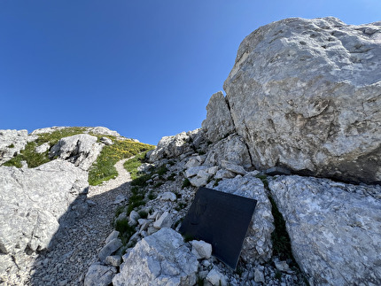 Bila Pec, Alpi Giulie - La targa poco sotto la cima del Bila Pec, Alpi Giulie