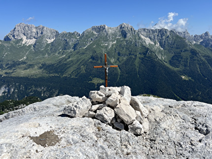 Bila Pec, Alpi Giulie - La croce di vetta in cima al Bila Pec, Alpi Giulie. Sullo sfondo tutto il gruppo del Montasio