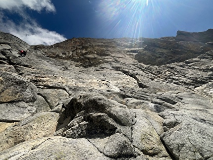 Nevado Cashan Ovest Perù, Mike Bowyer, Tom Schindfessel - La prima salita di 'La Suerte viene la suerte se va' sulla parete NE di Nevado Cashan Oeste in Perù (Mike Bowyer, Tom Schindfessel 12/07/2024)