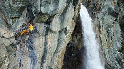 Cascata Lo Dard, Ollomont, Valle d'Aosta - Massimo Bal in arrampicata nella falesia Cascata Lo Dard a Ollomont in Valle d'Aosta