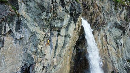 Cascata Lo Dard, Ollomont, Valle d'Aosta - Massimo Bal in arrampicata nella falesia Cascata Lo Dard a Ollomont in Valle d'Aosta