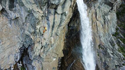 Cascata Lo Dard, Ollomont, Valle d'Aosta - Massimo Bal in arrampicata nella falesia Cascata Lo Dard a Ollomont in Valle d'Aosta