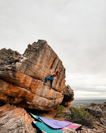 Michaela Kiersch Rocklands - Michaela Kiersch flash su 'Black Mango Chutney' 7C+/V10  a Rocklands,Sudafrica