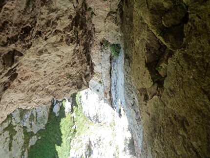 Grigna Nascente, Pala Piccola, Grignetta, Saverio De Toffol, Jorge Leonel Palacios - Nel camino orizzontale del secondo tiro di 'Grigna Nascente' alla Pala Piccola, Grignetta (Saverio De Toffol, Jorge Leonel Palacios 2023)