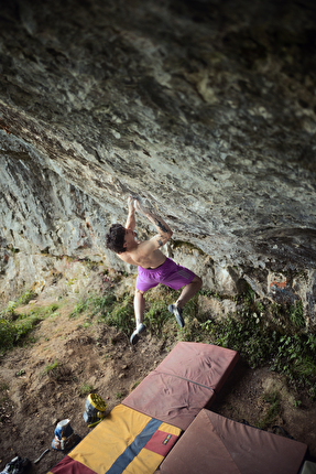 Max Milne 8B+ flash con Bewilderness a Badger’s Cove, UK