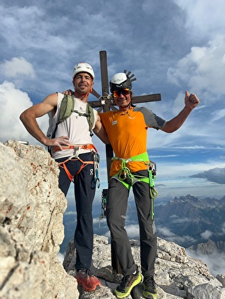 Dani Arnold, Simon Gietl, Dolomiti di Sesto, SextenDoloExtrem, Cima Una, Croda dei Toni, Cima Grande di Lavaredo - Dani Arnold e Simon Gietl in cima alla Cima Grande di Lavaredo durante il loro progetto 'SextenDoloExtrem', ovvero il concatenamento Cima Una, Croda dei Toni, Cima Grande di Lavaredo in giornata il 09/08/2024