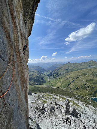 Schijenfluh Rätikon Lara Neumeier Nadine Wallner - Lara Neumeier repeating 'Headless Children' on Schijenfluh in Rätikon, Austria, on 30/08/2024 with Nadine Wallner