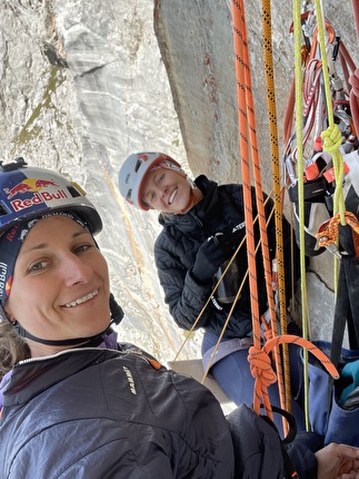 Schijenfluh Rätikon Lara Neumeier Nadine Wallner - Nadine Wallner e Lara Neumeier durante la ripetizione di 'Headless Children' sul Schijenfluh in Rätikon, Austria, il 30/08/2024