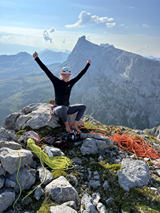 Schijenfluh Rätikon Lara Neumeier Nadine Wallner - Lara Neumeier celebra la ripetizione 'Headless Children' sul Schijenfluh in Rätikon, Austria, il 30/08/2024 con Nadine Wallner