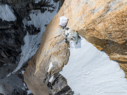 Grand Diedre Desplomando, Trango Tower - Il quarto ed ultimo campo sul 14° tiro di Grand Diedre Desplomando, Trango Tower (Tomáš Buček, František Bulička, Martin Krasňanský, Michal Mikušinec, estate 2024)