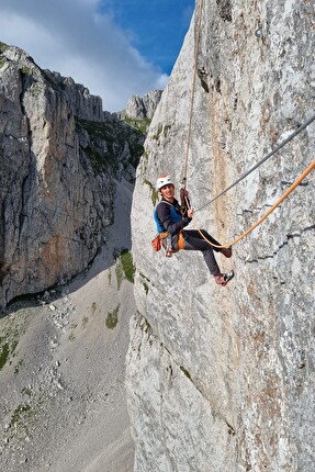 Cima Ghez, Valle d’Ambiez, Dolomiti di Brenta, Rolando Larcher, Alessandro Larcher - La Vita che verrà in Valle d’Ambiez (Dolomiti di Brenta):  Alessandro Larcher in doppia dal 5° tiro, 2022