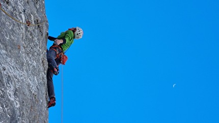 Cima Ghez, Valle d’Ambiez, Dolomiti di Brenta, Rolando Larcher, Alessandro Larcher - La Vita che verrà in Valle d’Ambiez (Dolomiti di Brenta):  Alessandro Larcher in ripasso del 3° tiro, 2023