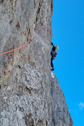 Cima Ghez, Valle d’Ambiez, Dolomiti di Brenta, Rolando Larcher, Alessandro Larcher - La Vita che verrà in Valle d’Ambiez (Dolomiti di Brenta):  Alessandro Larcher in ripasso del 3° tiro, 2023