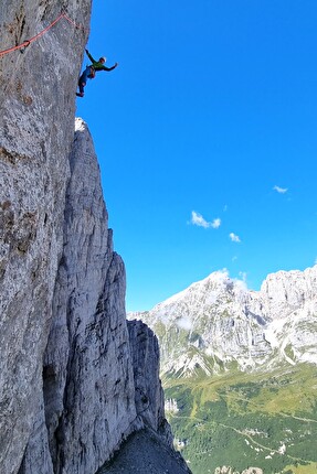 Cima Ghez, Valle d’Ambiez, Dolomiti di Brenta, Rolando Larcher, Alessandro Larcher - La Vita che verrà in Valle d’Ambiez (Dolomiti di Brenta): Alessandro Larcher in ripasso del 3° tiro, 2023