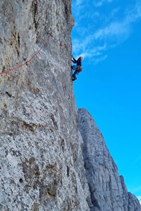 Cima Ghez, Valle d’Ambiez, Dolomiti di Brenta, Rolando Larcher, Alessandro Larcher - La Vita che verrà in Valle d’Ambiez (Dolomiti di Brenta): Alessandro Larcher in rp del 3° tiro, 2023