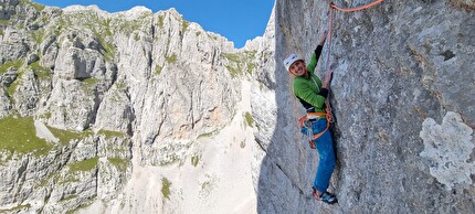 Cima Ghez, Valle d’Ambiez, Dolomiti di Brenta, Rolando Larcher, Alessandro Larcher - La Vita che verrà in Valle d’Ambiez (Dolomiti di Brenta): Alessandro Larcher in rp del 5° tiro, 2023