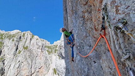 Cima Ghez, Valle d’Ambiez, Dolomiti di Brenta, Rolando Larcher, Alessandro Larcher - La Vita che verrà in Valle d’Ambiez (Dolomiti di Brenta): Alessandro Larcher in rp del 5° tiro, 2023