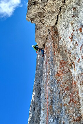 Cima Ghez, Valle d’Ambiez, Dolomiti di Brenta, Rolando Larcher, Alessandro Larcher - La Vita che verrà in Valle d’Ambiez (Dolomiti di Brenta): Alessandro Larcher in rp del 5° tiro, 2023