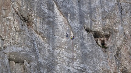 Cima Ghez, Valle d’Ambiez, Dolomiti di Brenta, Rolando Larcher, Alessandro Larcher - La Vita che verrà in Valle d’Ambiez (Dolomiti di Brenta): Alessandro Larcher in rp del 5° tiro, 2023