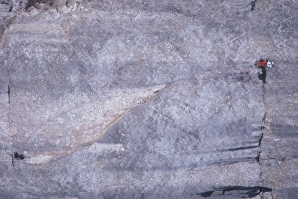 Cima Ghez, Valle d’Ambiez, Dolomiti di Brenta, Rolando Larcher - Rolando Larcher in apertura sul quinto tiro di 'La Vita che verrà' alla Cima Ghez in Valle d’Ambiez (Dolomiti di Brenta) nel 1999