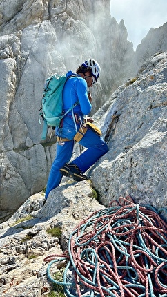 Gran Sasso Corno Piccolo - Riccardo Quaranta installa le nuove calate sulla parete NE della Seconda Spalla del Corno Piccolo, Gran Sasso, realizzate nell'estate 2024 da Riccardo Quaranta