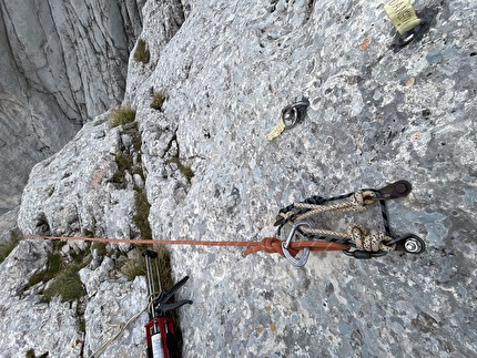 Gran Sasso Corno Piccolo - La vecchia e la nuova calata sulla parete NE della Seconda Spalla del Corno Piccolo, Gran Sasso, realizzate nell'estate 2024 da Riccardo Quaranta