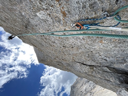 Gran Sasso Corno Piccolo Calate Punta dei due Fiamme di Pietra - Prima doppia dalla cima della Punta dei Due, versante est (Corno Piccolo, Gran Sasso), realizzate nell'estate 2024 da Riccardo Quaranta.