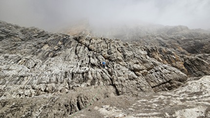 Plus Ultra, Spallone dei Massodi, Dolomiti di Brenta, Daniele Bolognani, Davide Dallago, Walter Endrizzi - In apertura sul primo tiro di 'Plus Ultra' allo Spallone dei Massodi, Dolomiti di Brenta (Daniele Bolognani, Davide Dallago, Walter Endrizzi 07/09/2024)