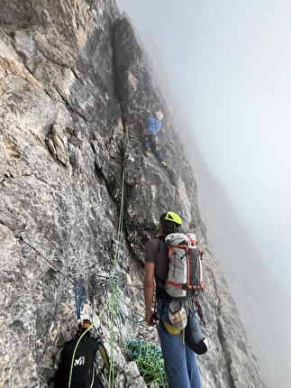 Plus Ultra, Spallone dei Massodi, Dolomiti di Brenta, Daniele Bolognani, Davide Dallago, Walter Endrizzi - In apertura sul terzo tiro di 'Plus Ultra' allo Spallone dei Massodi, Dolomiti di Brenta (Daniele Bolognani, Davide Dallago, Walter Endrizzi 07/09/2024)