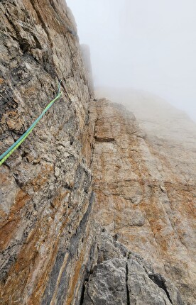 Plus Ultra, Spallone dei Massodi, Dolomiti di Brenta, Daniele Bolognani, Davide Dallago, Walter Endrizzi - In apertura sul settimo tiro di 'Plus Ultra' allo Spallone dei Massodi, Dolomiti di Brenta (Daniele Bolognani, Davide Dallago, Walter Endrizzi 07/09/2024)