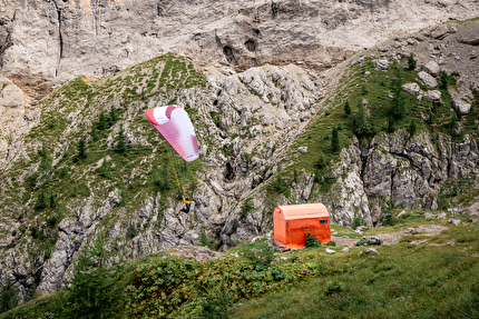 Eclissi, Vallaccia, Dolomiti, Luca Ducoli, Leo Gheza - Leo Gheza decolla dal bivacco Zeni durante l'apertura di 'Eclissi' alla Torre di Mezzaluna in Vallaccia (Dolomiti) insieme a Luca Ducoli, agosto 2024