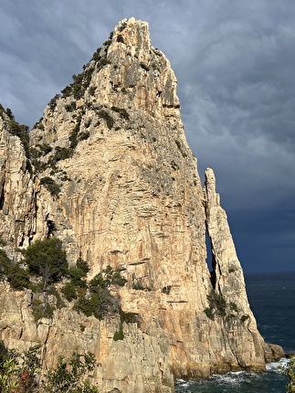 Pedra Longa Baunei Sardegna - Pedra Longa in Sardegna. Questo versante ospita le vie 'Cromosomi corsari' e 'Il richiamo del mare'