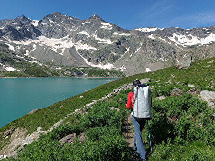 Valle Orco, Lago Serrù, Umberto Bado, Daniele Gallarato - Avvicinamento alla via 'Perla del lago' alla Bastionata del Lago Serrù in Valle dell'Orco (Umberto Bado, Daniele Gallarato 19/07/2024)