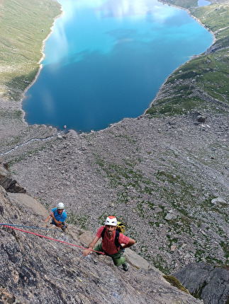 Valle Orco, Lago Serrù, Umberto Bado, Daniele Gallarato - La bella e solare prima lunghezza della via 'Perla del lago' alla Bastionata del Lago Serrù in Valle dell'Orco (Umberto Bado, Daniele Gallarato 19/07/2024)