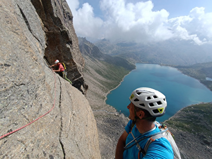 Valle Orco, Lago Serrù, Umberto Bado, Daniele Gallarato - Il traverso di L5 di 'Perla del lago' alla Bastionata del Lago Serrù in Valle dell'Orco (Umberto Bado, Daniele Gallarato 19/07/2024)