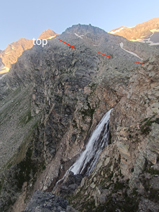 Valle Orco, Lago Serrù, Umberto Bado, Daniele Gallarato - La discesa a piede della via 'Perla del lago' alla Bastionata del Lago Serrù in Valle dell'Orco (Umberto Bado, Daniele Gallarato 19/07/2024)