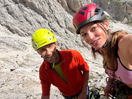 Punta Emma Catinaccio Dolomiti Mariapia Ghedina Diego Mabboni - Diego Mabboni e Mariapia Ghedina durante l'apertura di 'Sto imparando a volare' alla Punta Emma del Catinaccio, Dolomiti, agosto 2024