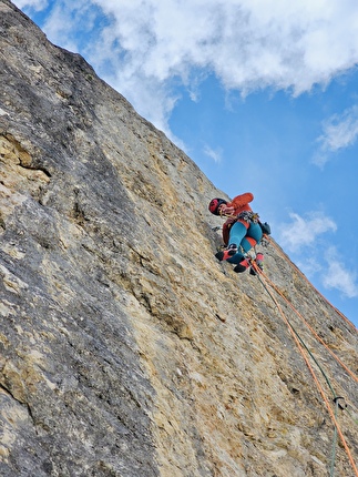 Punta Emma Rosengarten Dolomites Mariapia Ghedina Diego Mabboni - Mariapia Ghedina establishing pitch 5 of 'Sto imparando a volare' on Punta Emma in the Rosengarten massif, Dolomites (Mariapia Ghedina, Diego Mabboni 08/2024)