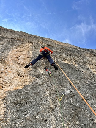 Punta Emma Rosengarten Dolomites Mariapia Ghedina Diego Mabboni - Diego Mabboni establishing pitch 3 of 'Sto imparando a volare' on Punta Emma in the Rosengarten massif, Dolomites (Mariapia Ghedina, Diego Mabboni 08/2024)