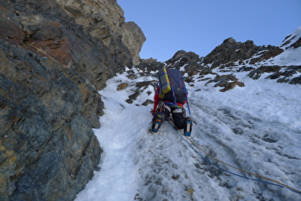 Yawash Sar, Karakoram, Mick Fowler, Victor Saunders - Mick Fowler & Victor Saunders durante la prima salita di Yawash Sar (6258m) nel Karakorum, 09/2024