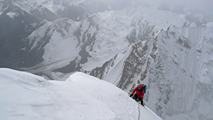 Yawash Sar, Karakoram, Mick Fowler, Victor Saunders - Mick Fowler scala nella neve pesante a 6.250 m vicino alla cima dello Yawash Sar