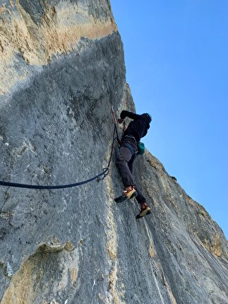 Dos di Dalun, Dolomiti di Brenta - Massimo Eccher libera il secondo tiro di 'Castigo etico', Dos di Dalun, Dolomiti di Brenta