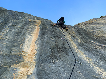 Dos di Dalun, Dolomiti di Brenta - Massimo Eccher libera il secondo tiro di 'Castigo etico', Dos di Dalun, Dolomiti di Brenta