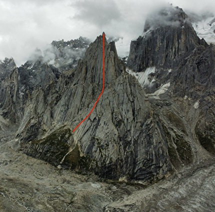 Azzardo Estremo, Sckem Braq, Nangma Valley, Pakistan, Chiara Gusmeroli, Matteo De Zaiacomo  - Azzardo Estremo, la nuova via di Chiara Gusmeroli e Matteo De Zaiacomo sullo Sckem Braq nella Nangma Valley in Pakistan. Lunga 900 metri, la via è stata aperta in stile alpino ed è composta da 26 tiri con difficoltà fino al 7a e A3.