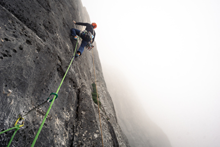 Floitenturm, Speckkarplatte, Karwendel, Austria, Raphael Jäger, Peter Manhartsberger, Michael Zellinger - Peter Manhartsberger on pitch 2 of 'Trog mi Wind' on Floitenturm, Speckkarplatte, Karwendel, Austria (Raphael Jäger, Peter Manhartsberger, Michael Zellinger 2024)