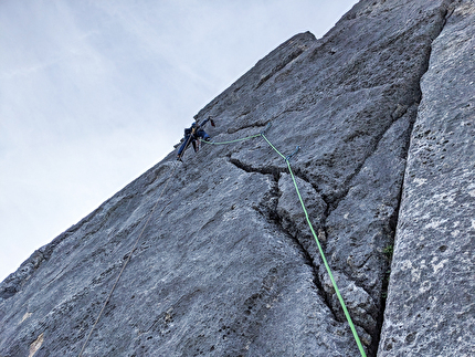 Floitenturm, Speckkarplatte, Karwendel, Austria, Raphael Jäger, Peter Manhartsberger, Michael Zellinger - Peter Manhartsberger apre l'ultimo tiro di 'Trog mi Wind' al Floitenturm, Speckkarplatte, Karwendel, Austria (Raphael Jäger, Peter Manhartsberger, Michael Zellinger 2024)