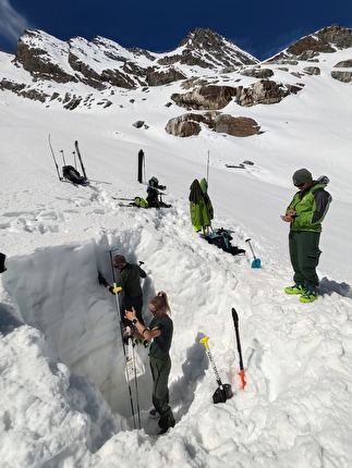 Ghiacciaio del Grand Etret, Valsavarenche - Ghiacciaio del Grand Etret, Valsavarenche, 28/05/2024: pesatura della neve con il cilindro carotatore AINEVA