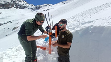 Ghiacciaio del Grand Etret, Valsavarenche - Ghiacciaio del Grand Etret, Valsavarenche, 28/05/2024: pesatura della neve con il tubo carotatore ENEL VALTECNE