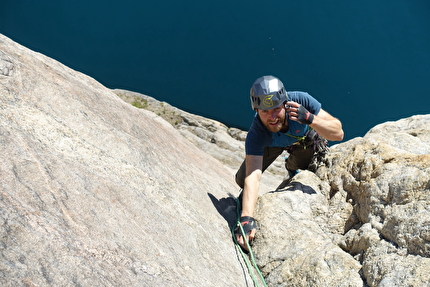 Torsukattak Fjord, Greenland, Miška Izakovičová, Callum Johnson, Tim Miller, Simon Smith - Fiordo di Torsukattak, Groenlandia: Callum Johnson leading pitch 2 on The Thumbnail